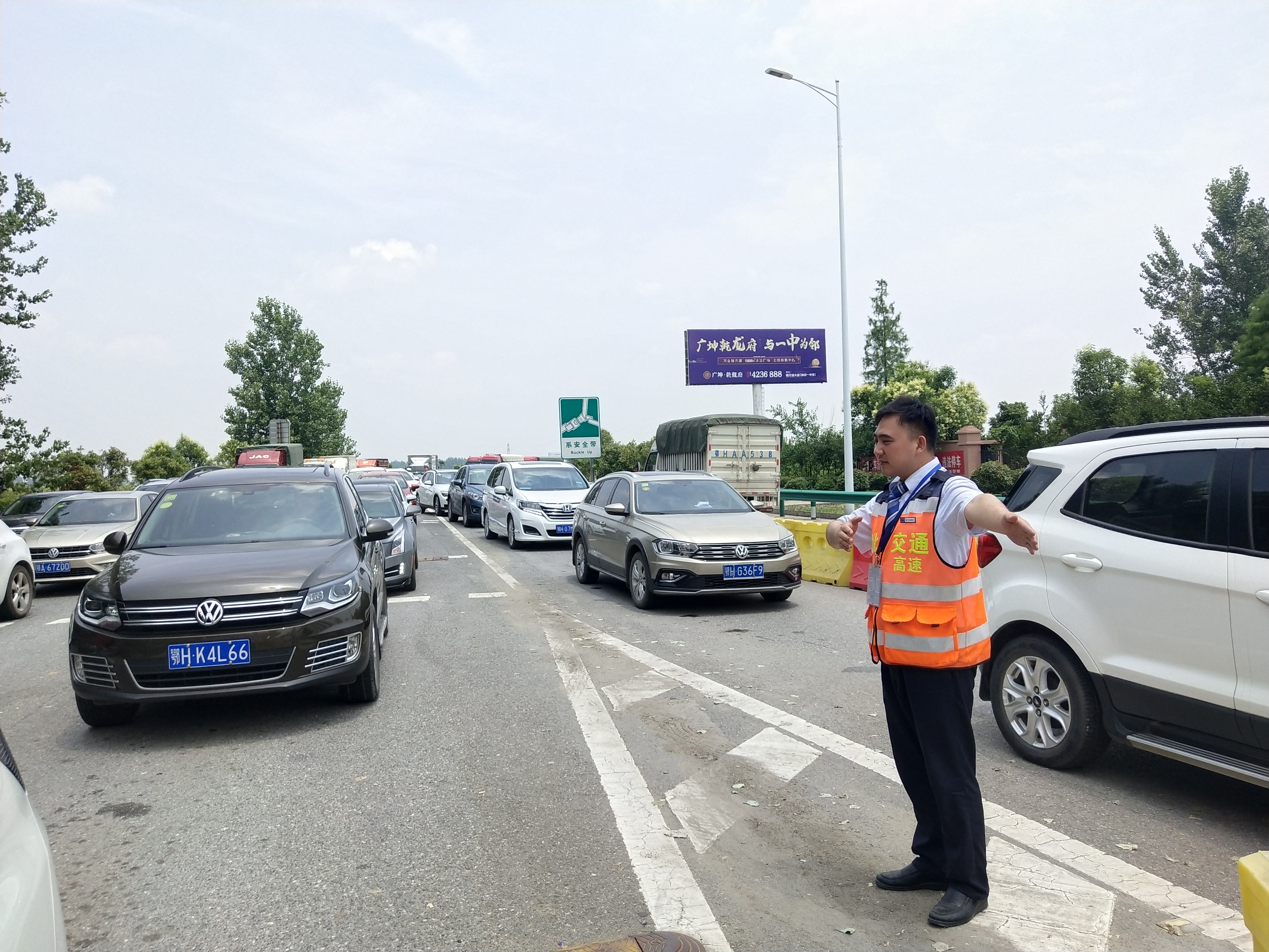 鐘祥收費(fèi)站安排人員靠前指揮，采取分車道通行、亭外執(zhí)勤人員提前查驗(yàn)證件等方式，提升道口通行效率。.jpg